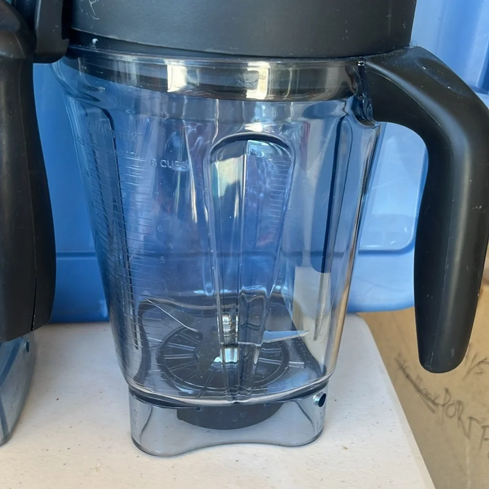 Vitamix containers one low profile one tall - Picture 2 of 6